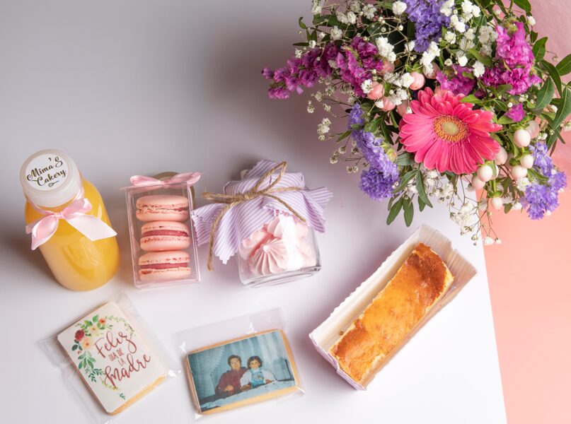 CAJA DESAYUNO + RAMO DE FLORES