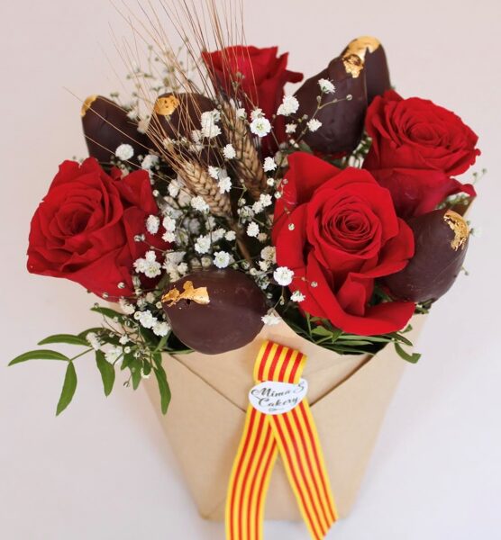 BOUQUET DE FRESAS BAÑADAS  EN CHOCOLATE Y ROSAS